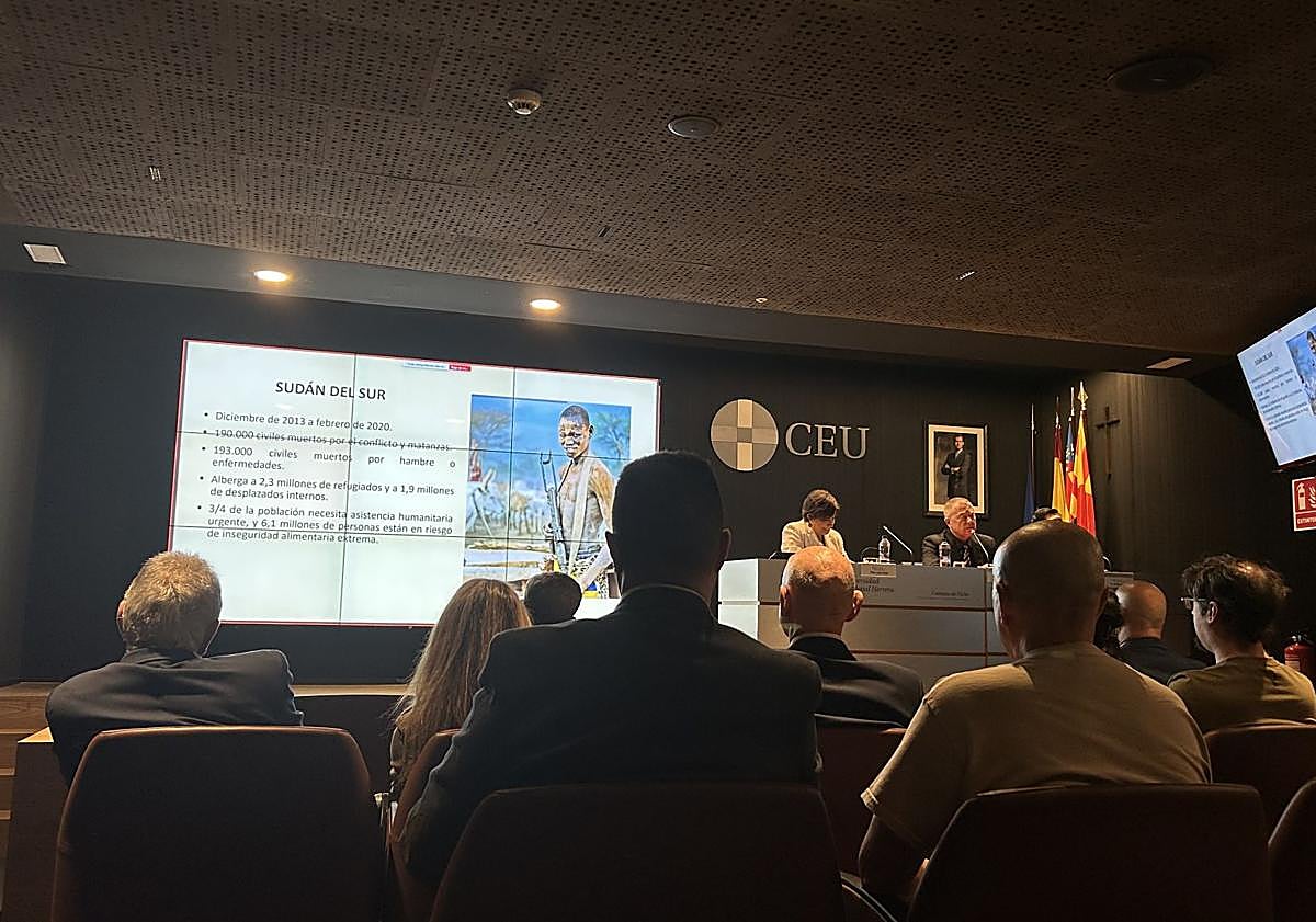 Imagen principal - Asistentes y ponentes durante las conferencias celebradas en el Aula Magna del Campus de Carmelitas.
