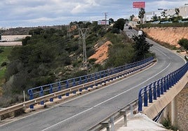 Puente sobre la AP-7 en Lomas de Cabo Roig, Orihuela.