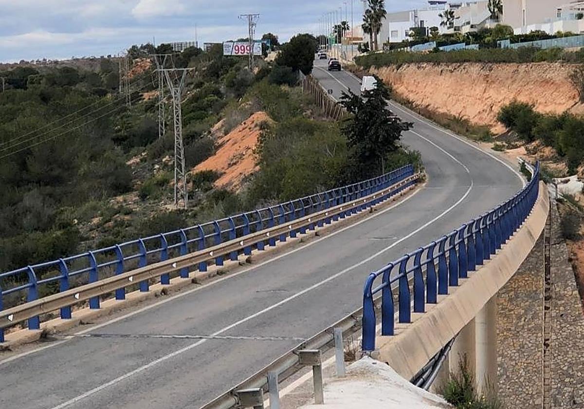 Puente sobre la AP-7 en Lomas de Cabo Roig, Orihuela.