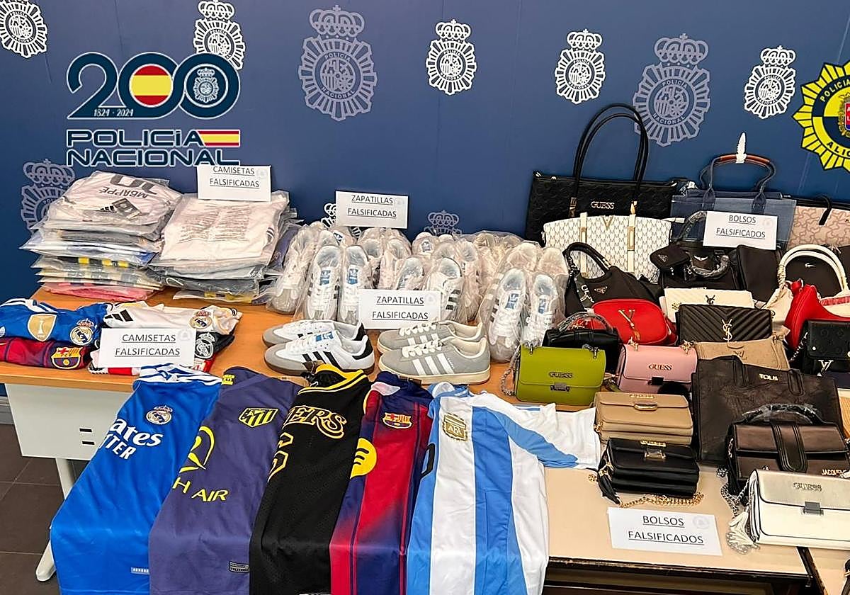 Prendas intervenidas en el operativo policial.