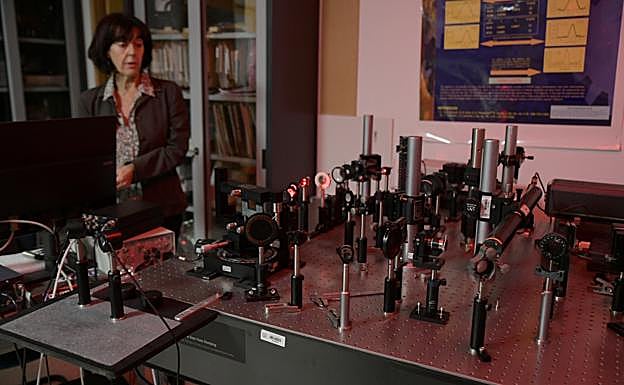 Researcher Maria Inmaculada Pascual with equipment from the Department of Optics, Pharmacology, and Anatomy at UA.