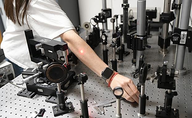 Equipment in the Department of Optics, Pharmacology, and Anatomy at UA.