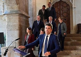 El presidente de la Generalitat, Carlos Mazón, con los miembros de su Consell antes de anunciar su dimisión en el Palau.