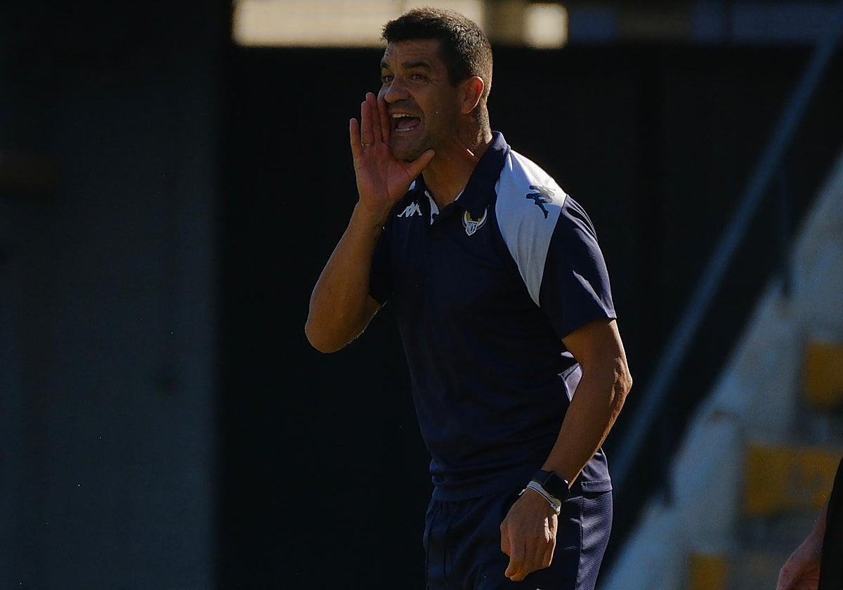 Torrecilla da instrucciones en el Rico Pérez.