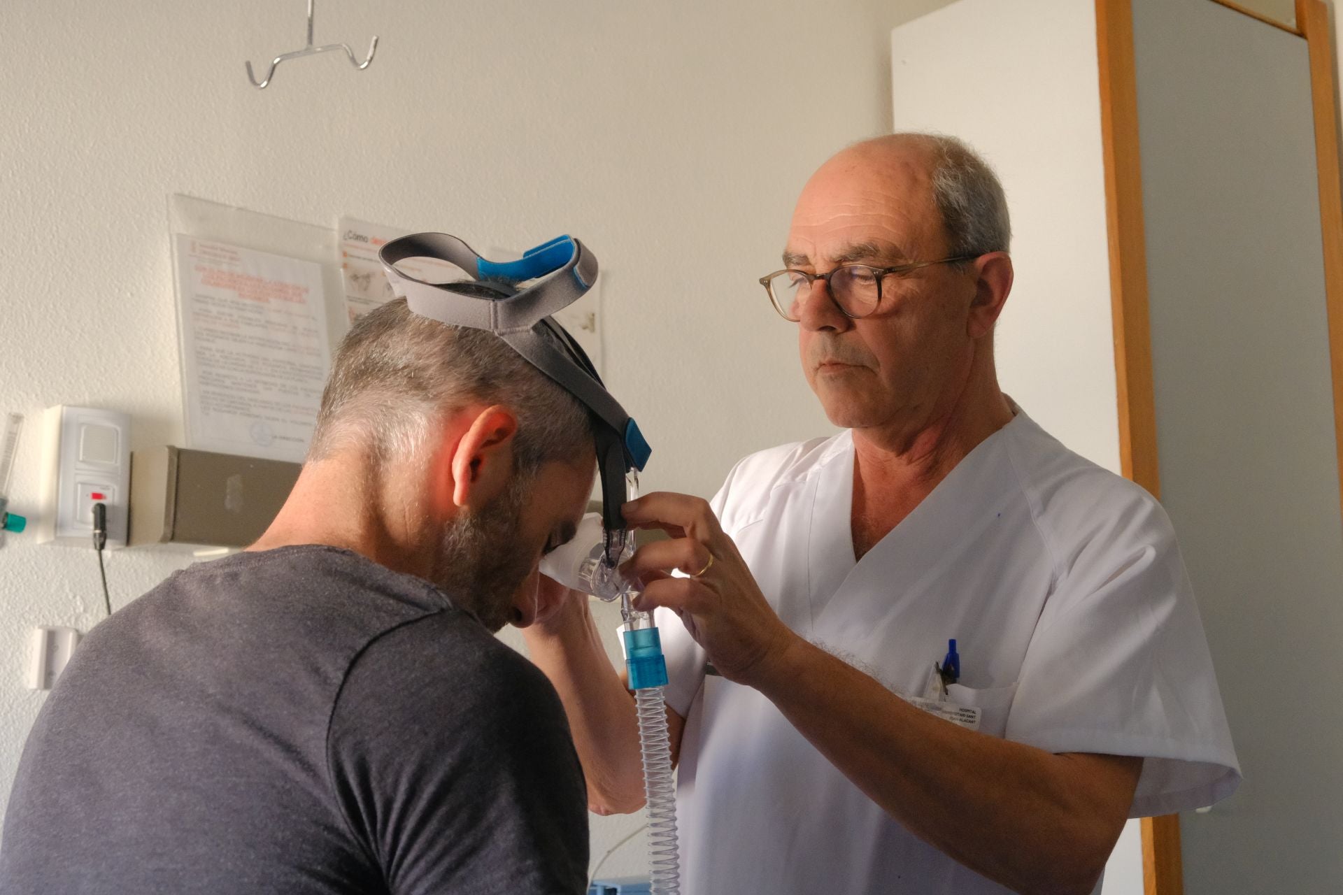 El doctor Eusebi junto a un paciente en la Unidad del Sueño del Hospital de Sant Joan d'Alacant.
