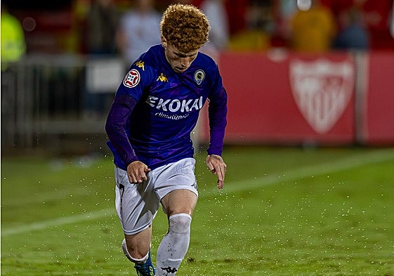Jeremy de León conduce el balón frente al Sevilla Atlético.