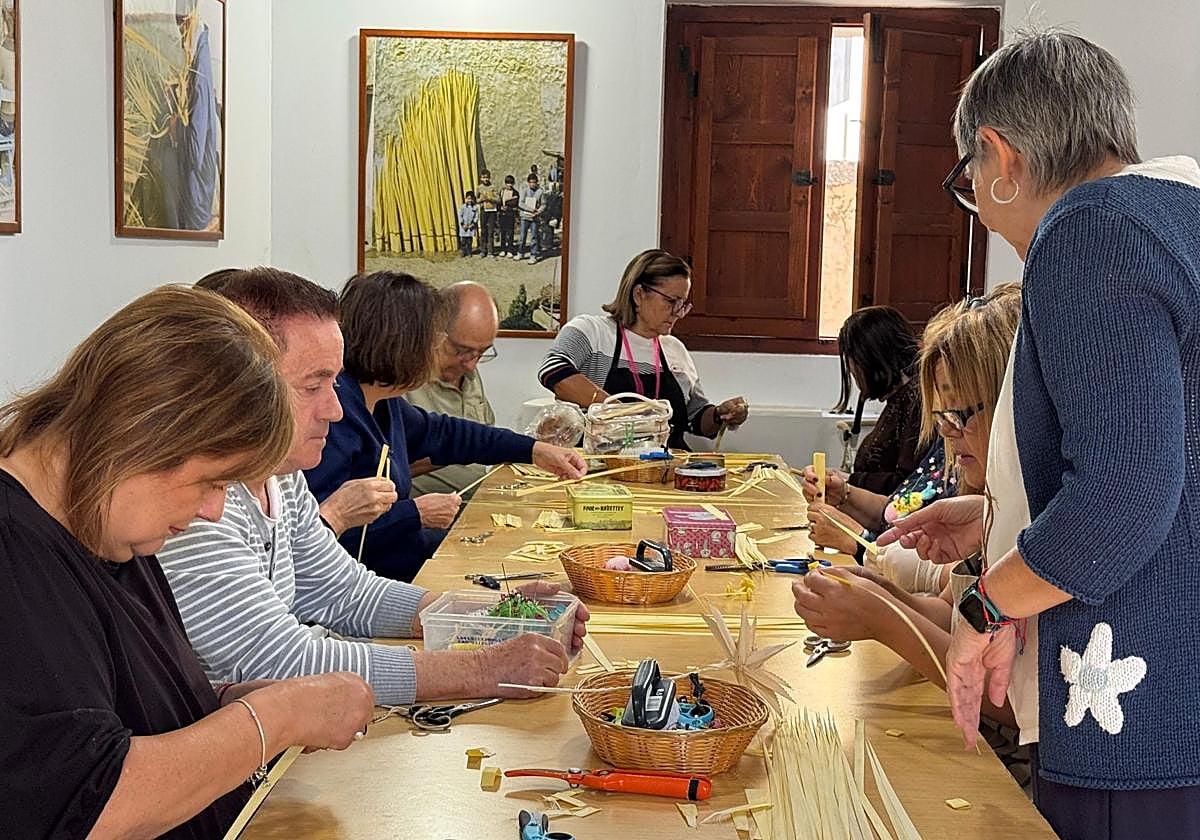 El Museo del Palmeral acoge los talleres que mantienen viva la tradición de la palma blanca.