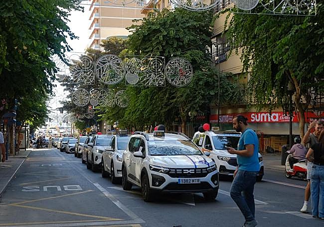 Los taxis paralizan el tráfico en la Rambla.