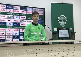 Yago de Santiago, sonriente en su regreso al Martínez Valero tras más de nueve meses de recuperación.