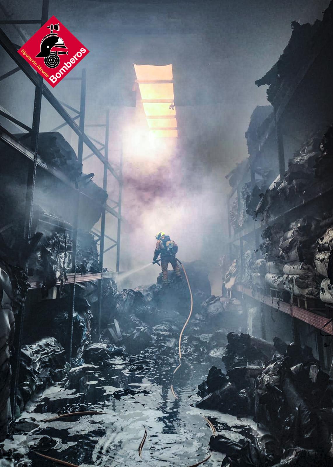 Así ha quedado la fábrica de pieles y curtidos de Elda, arrasada por las llamas