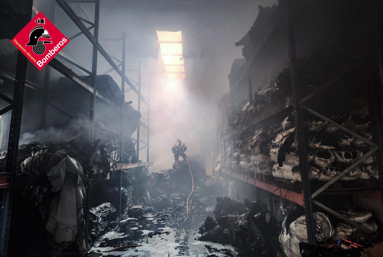 Así ha quedado la fábrica de pieles y curtidos de Elda, arrasada por las llamas