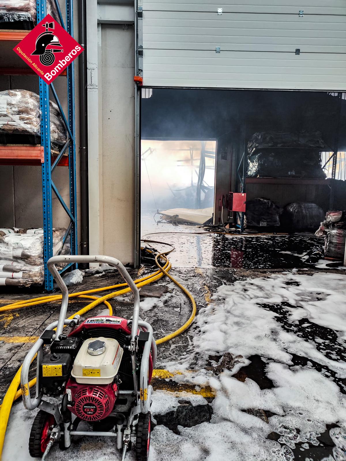 Así ha quedado la fábrica de pieles y curtidos de Elda, arrasada por las llamas