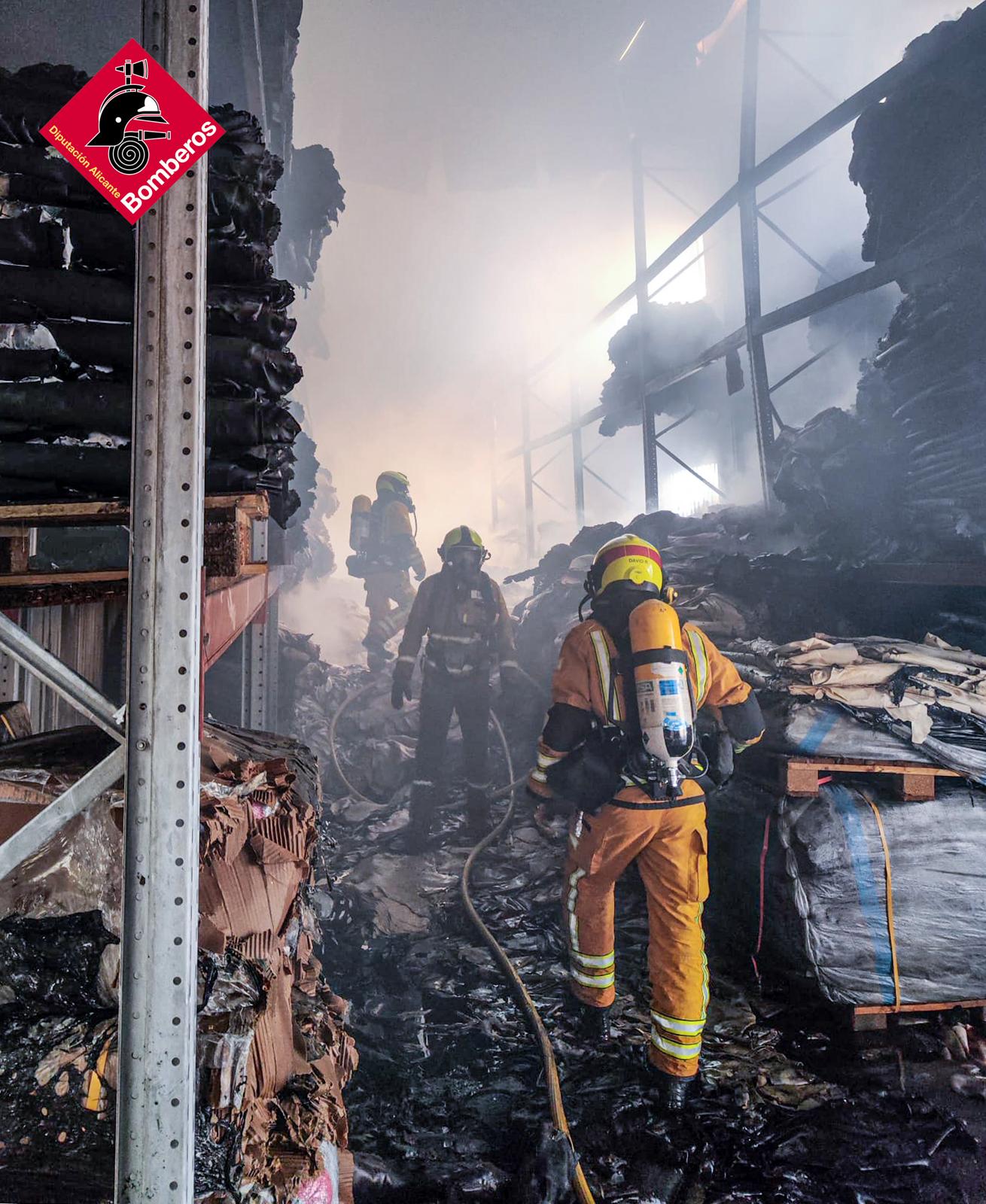Así ha quedado la fábrica de pieles y curtidos de Elda, arrasada por las llamas