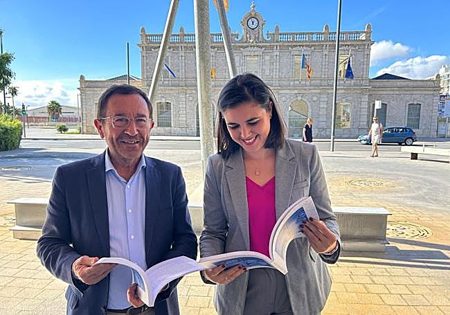 El director de Casa Mediterráneo, Andrés Perelló, y la concejala de Cultura, Nayma Beldjilali.