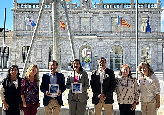 Entrega de los ejemplares frente a Casa Mediterráneo.