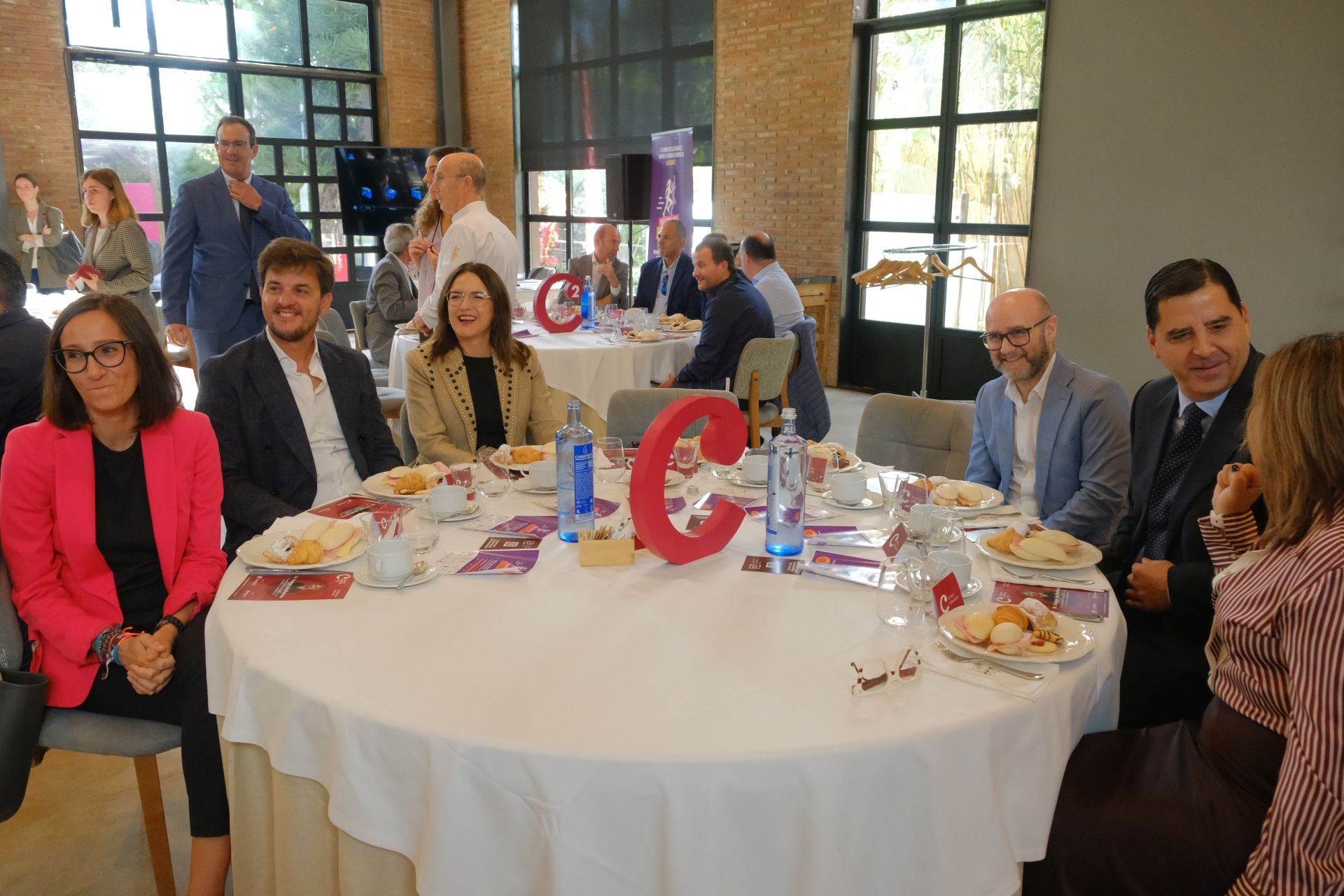 El doctor Enrique de Madaria participa en el ciclo de conferencias circulares del Cámara Business Club