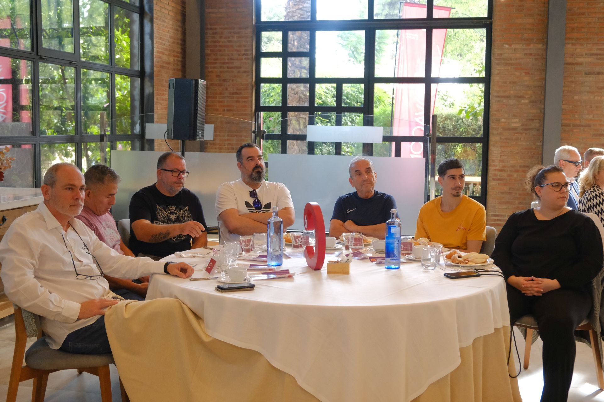 El doctor Enrique de Madaria participa en el ciclo de conferencias circulares del Cámara Business Club