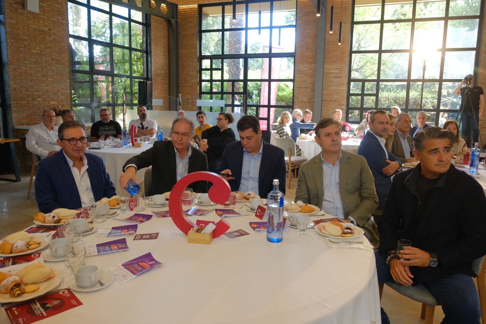 El doctor Enrique de Madaria participa en el ciclo de conferencias circulares del Cámara Business Club