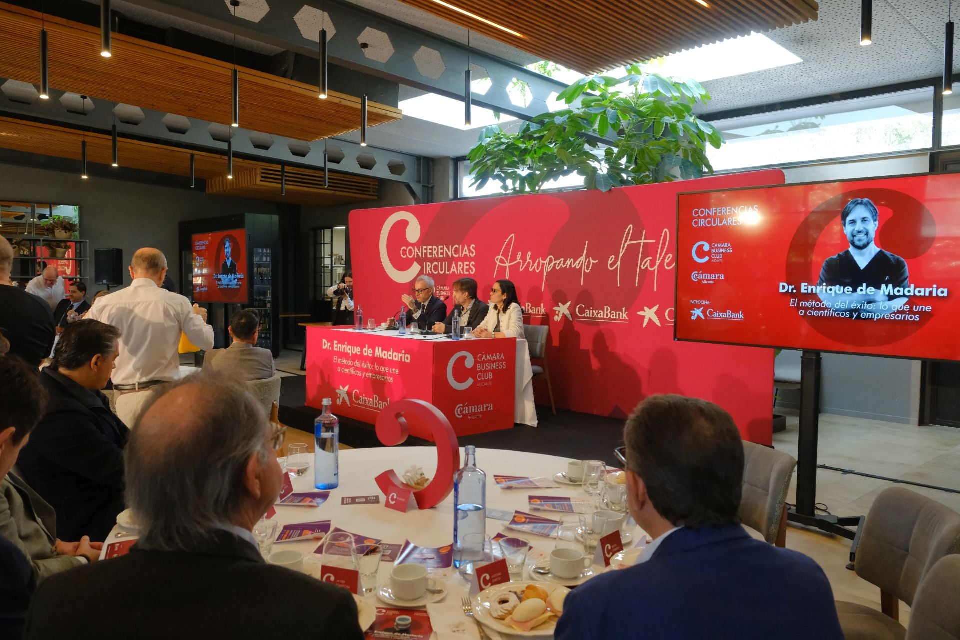 El doctor Enrique de Madaria participa en el ciclo de conferencias circulares del Cámara Business Club