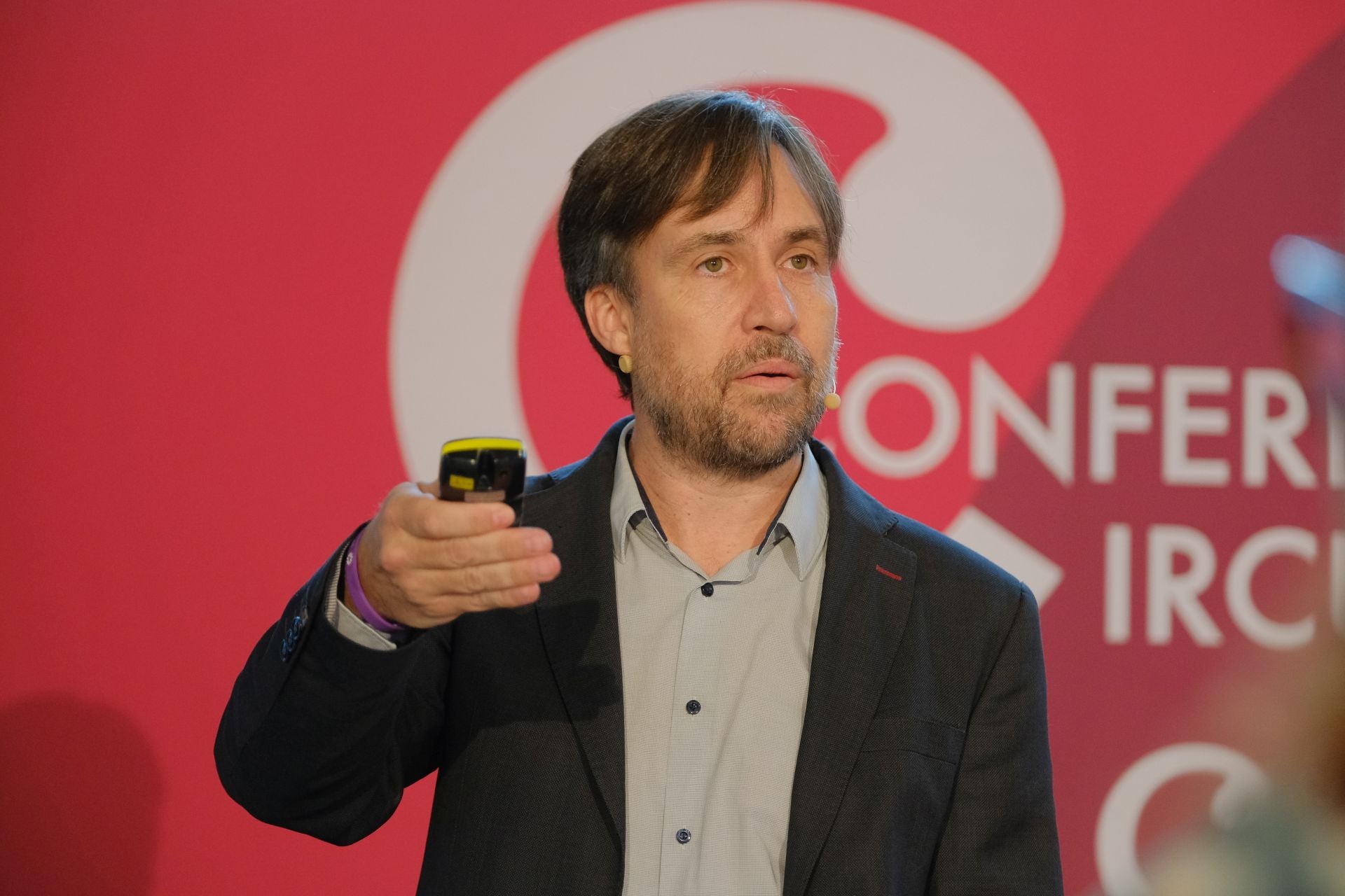 El doctor Enrique de Madaria participa en el ciclo de conferencias circulares del Cámara Business Club