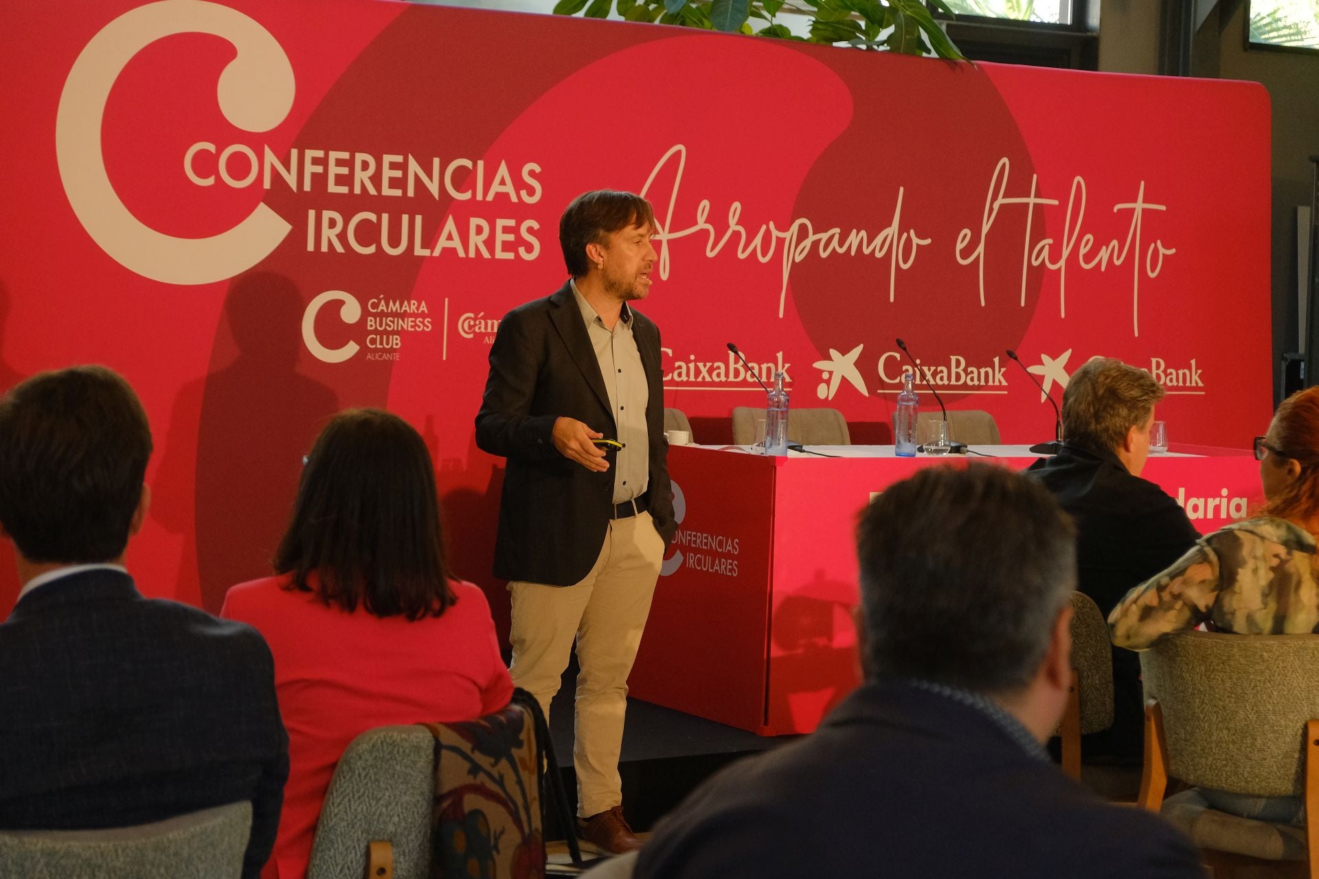 El doctor Enrique de Madaria participa en el ciclo de conferencias circulares del Cámara Business Club