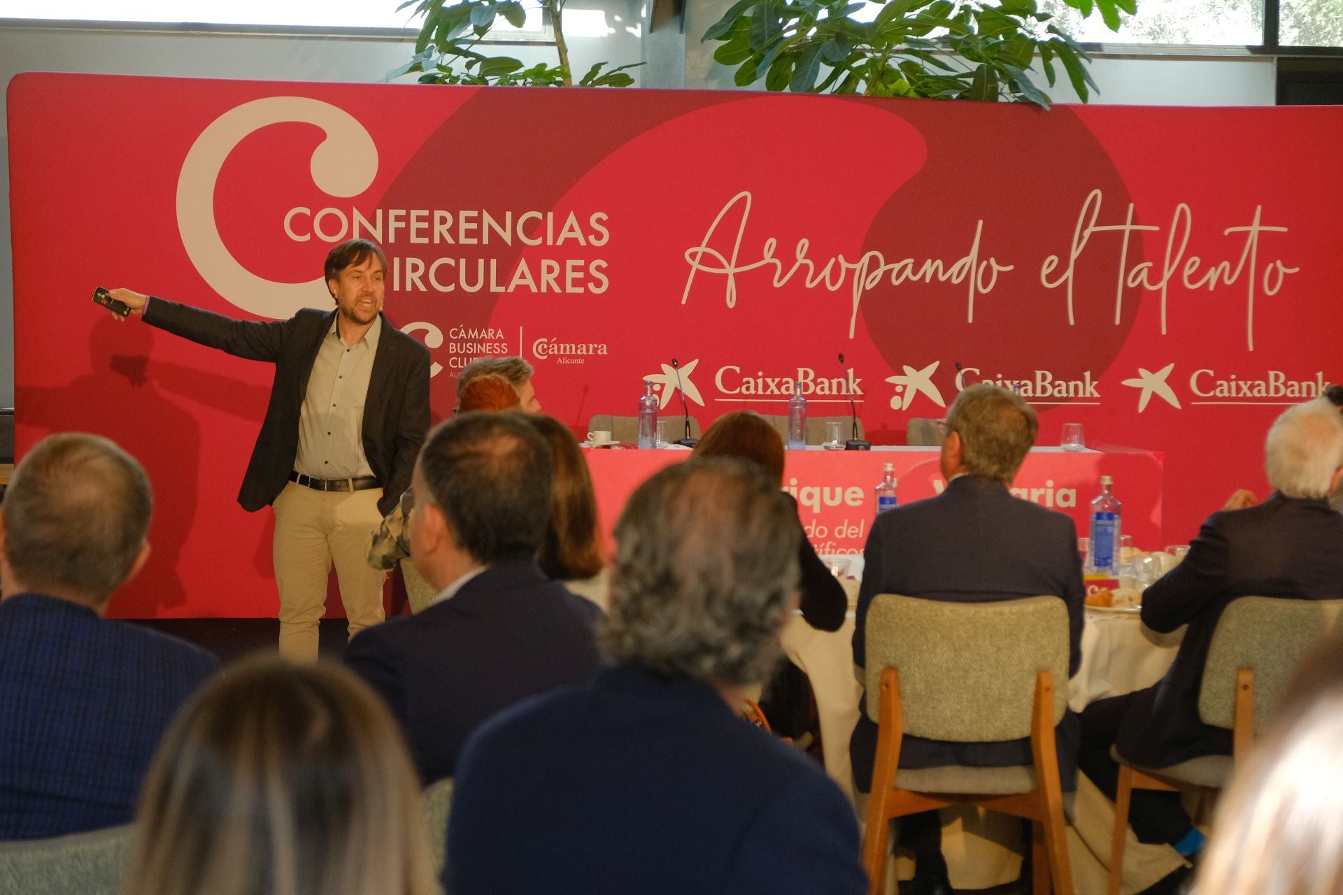 El doctor Enrique de Madaria participa en el ciclo de conferencias circulares del Cámara Business Club