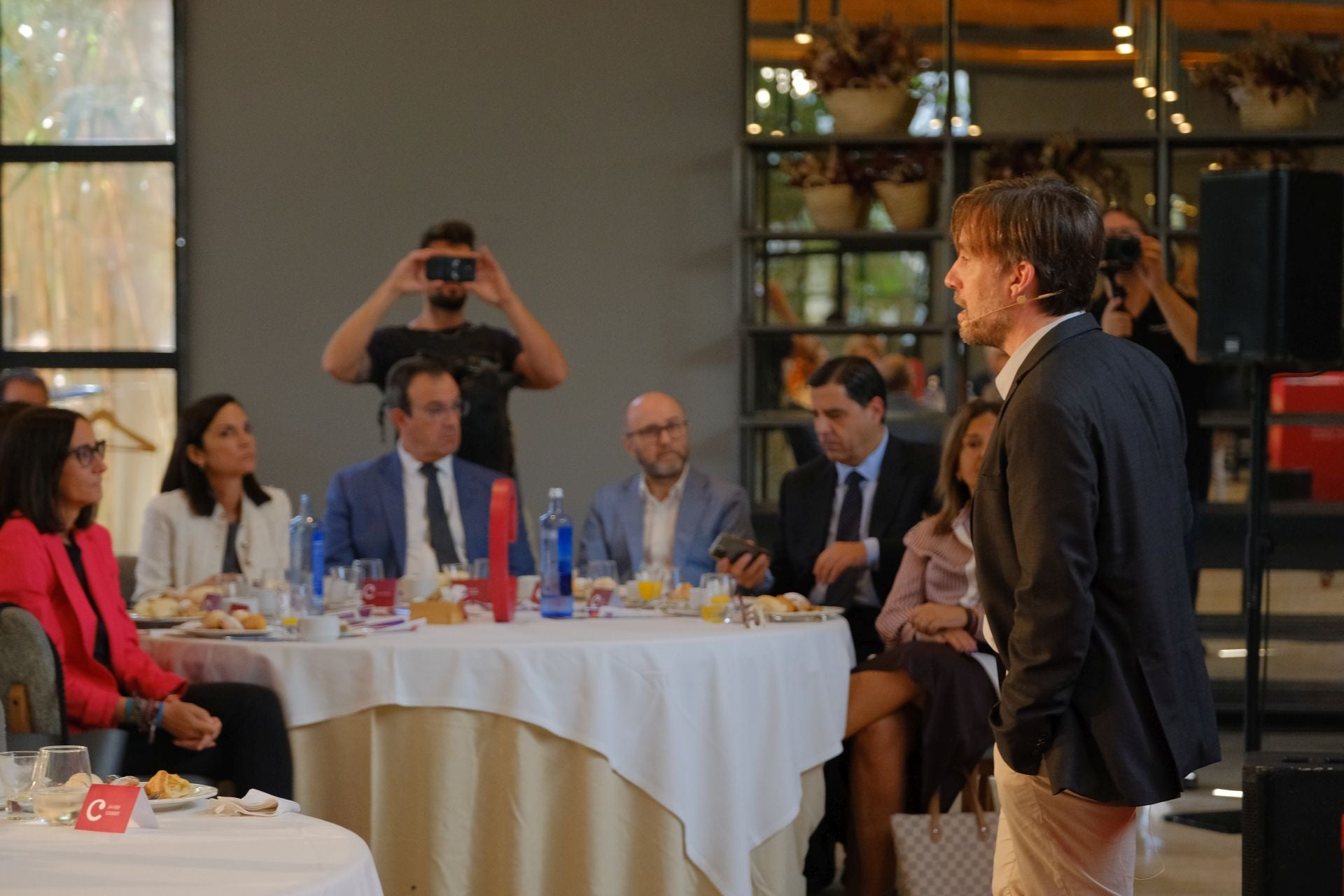 El doctor Enrique de Madaria participa en el ciclo de conferencias circulares del Cámara Business Club