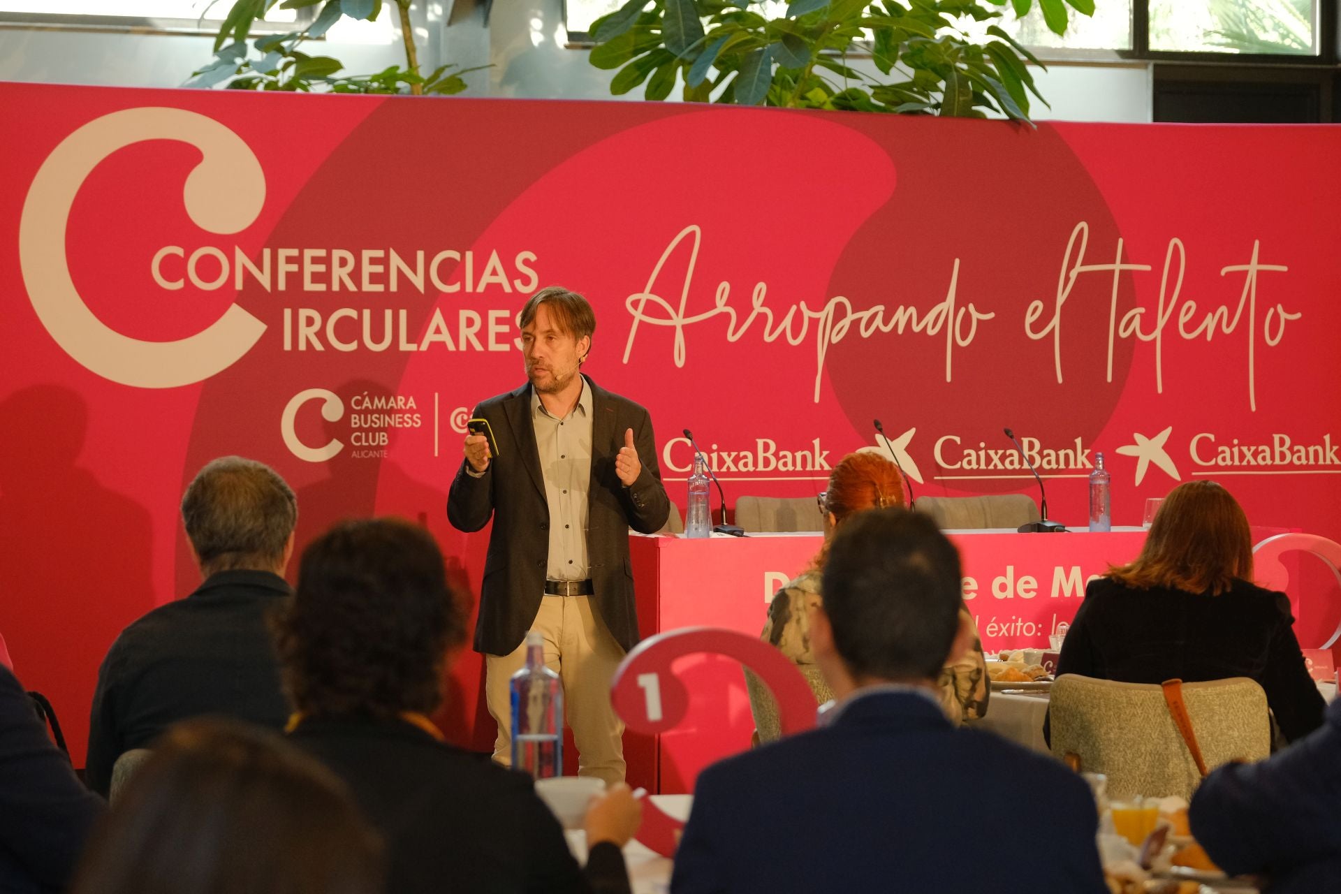 El doctor Enrique de Madaria participa en el ciclo de conferencias circulares del Cámara Business Club