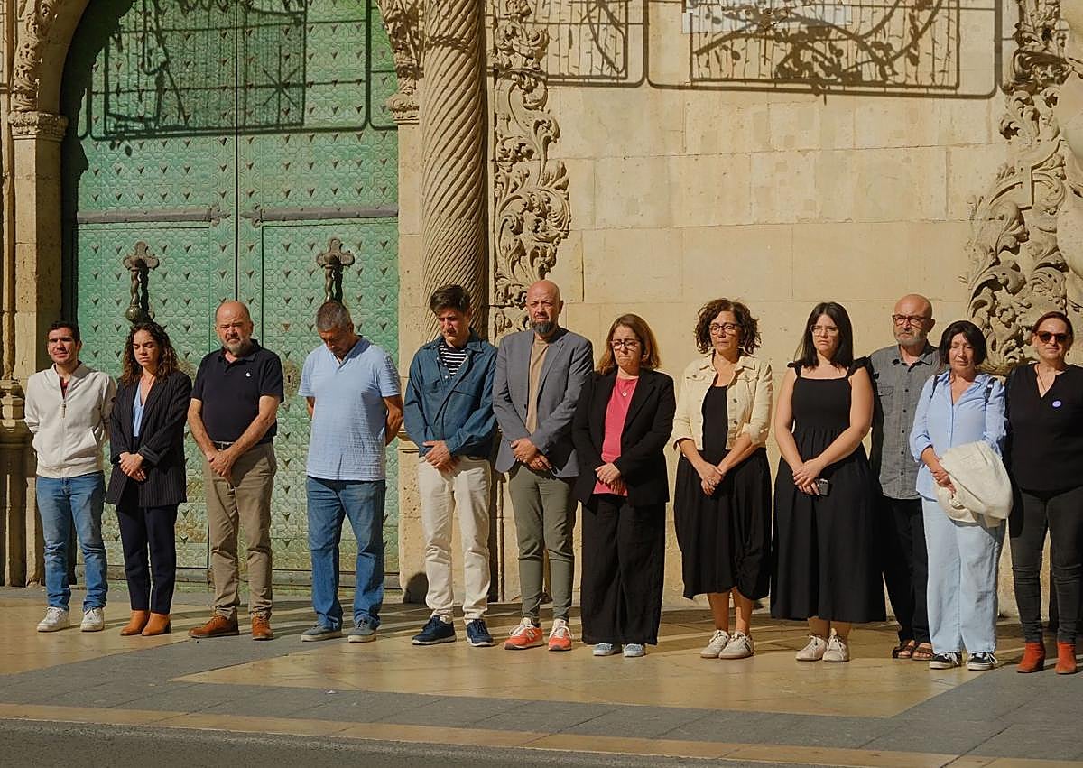 Imagen secundaria 1 - Minuto de silencio para condenar el último crimen machista en Alicante.