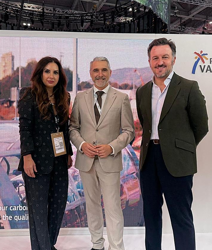 Imagen secundaria 2 - El alcalde Pablo Ruz e Irene Ruiz refuerzan la proyección internacional de Elche en la World Travel Market de Londres.