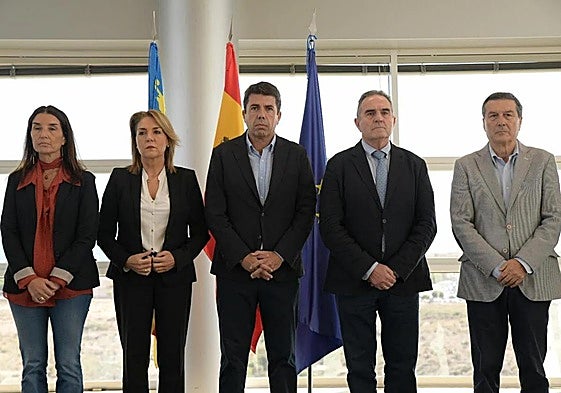 Carlos Mazón, durante el minuto de silencio que guardó el Consell este martes por un crimen machista.