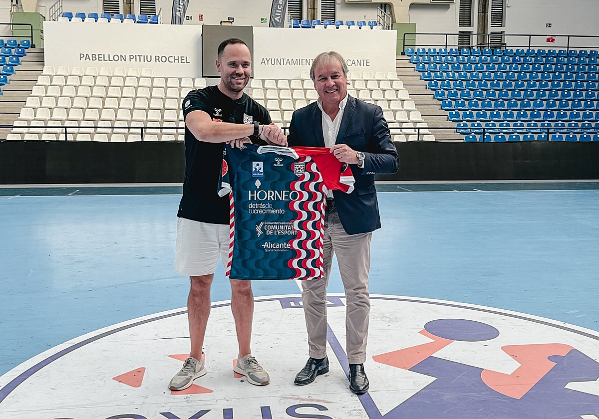 Roi Sánchez y el presidente del EÓN Alicante, Ñago Cremades.