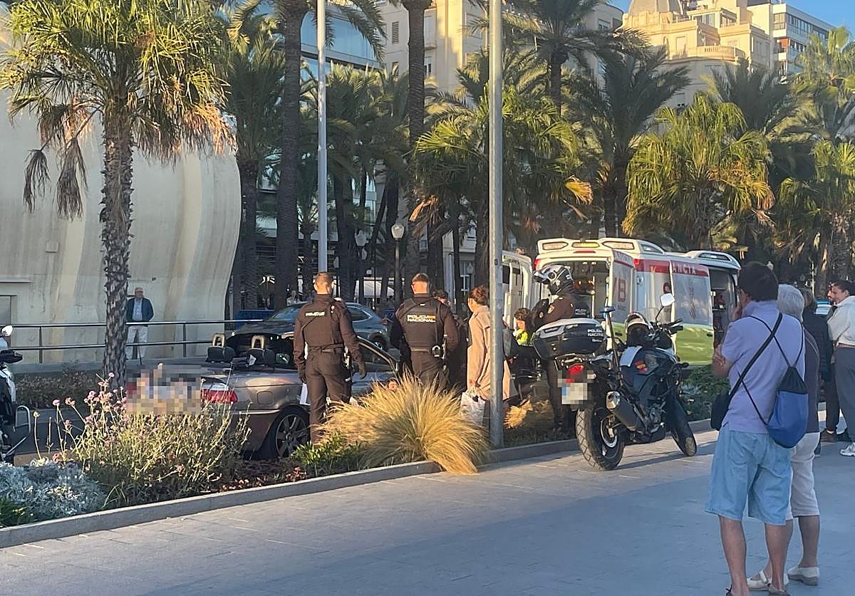 El vehículo parado frente al puerto, junto a Policía Nacional, Local y equipos sanitarios.