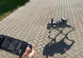 Carmen controla a Paws, el perro robot de la UA.