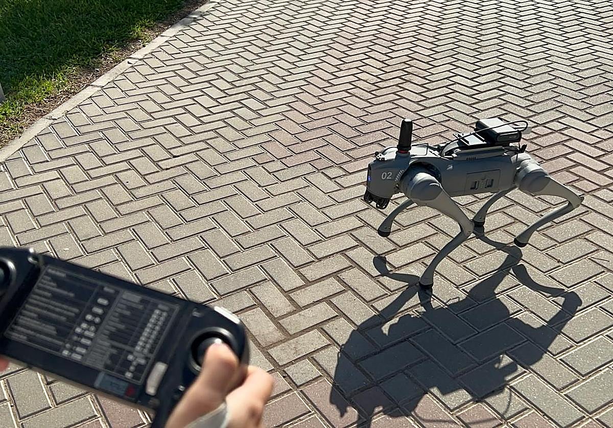 Carmen controla a Paws, el perro robot de la UA.