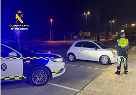 La Guardia Civil junto al vehículo interceptado.