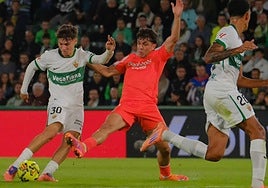 Rodrigo Mendoza disputando un balón durante la primera mitad.