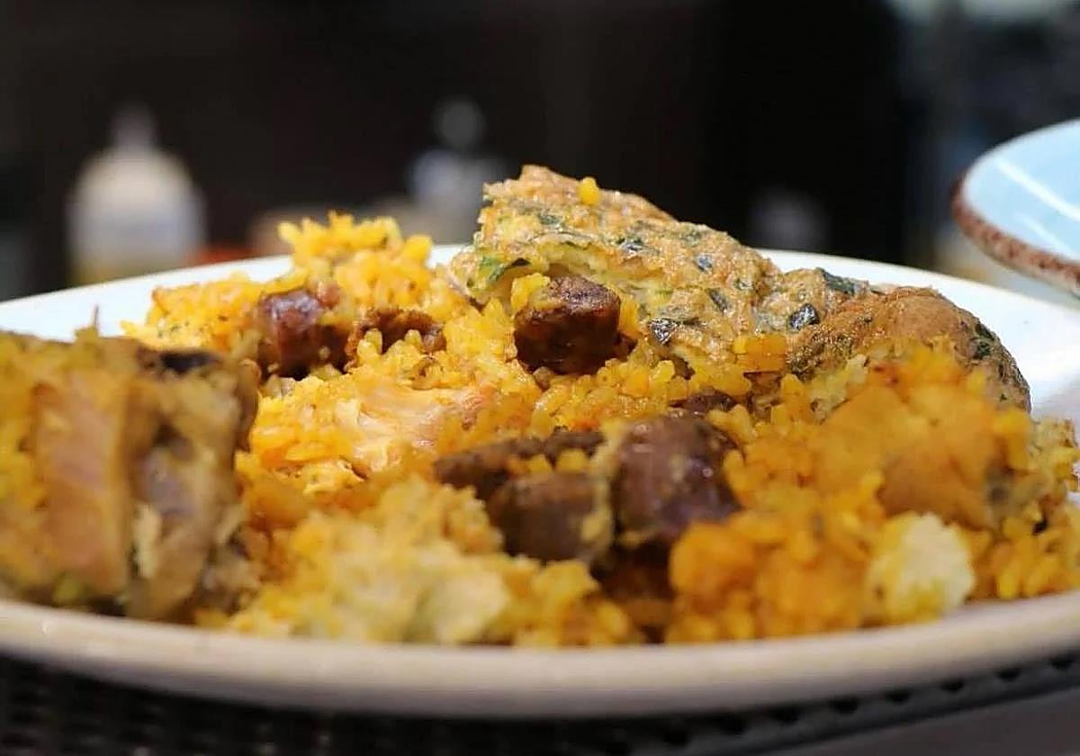 A dish of rice and crust in a restaurant.