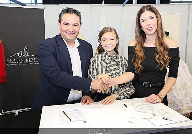 Ana Ballenina, indumentarista de la bellea del foc infantil 2026.