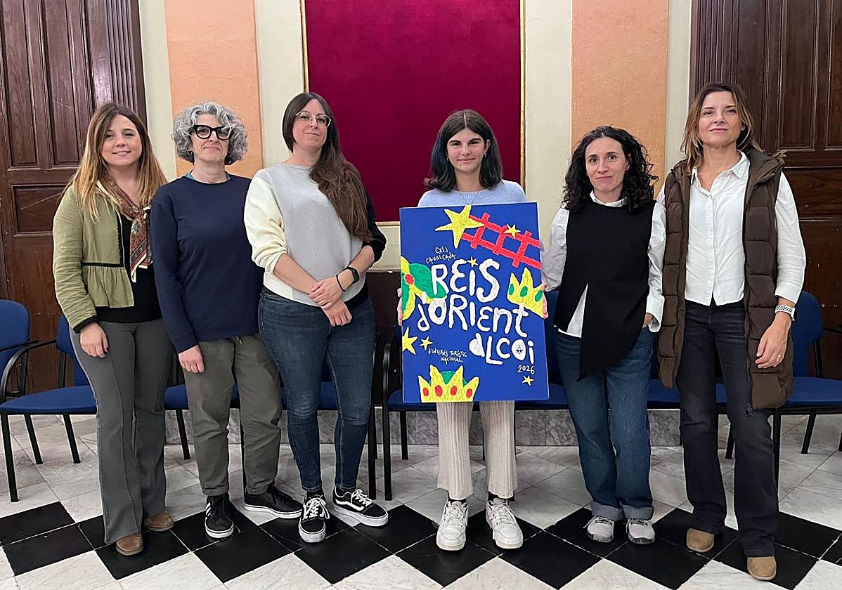 Autora del cartel junto a las miembros del jurado.