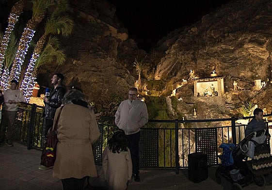 El belén y las palmeras ya iluminadas de Navidad, este viernes.