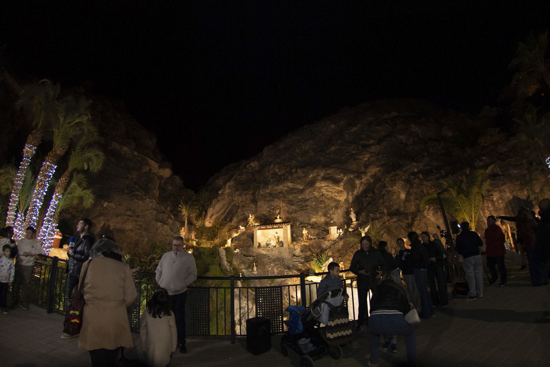 El belén y las palmeras ya iluminadas de Navidad, este viernes.