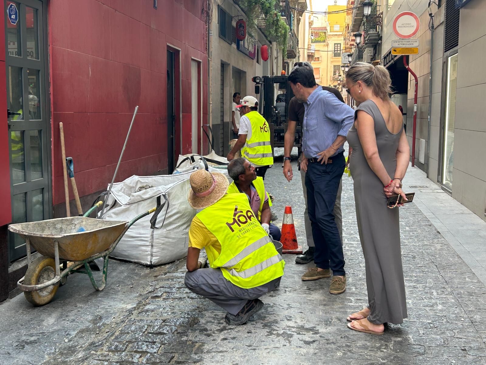 Reparaciones en una calle del casco antigo.
