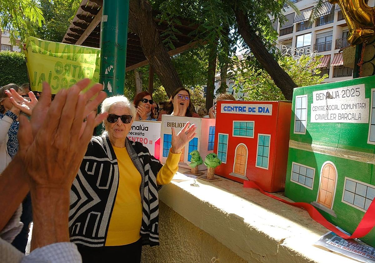 Symbolic inauguration of the Benalúa Day Centre during a neighbourhood gathering this Saturday.