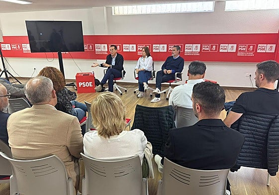 Rubén Alfaro, Isabel López Galera y Vicente Arques, reunidos este sábado con alcaldes socialistas de la provincia.