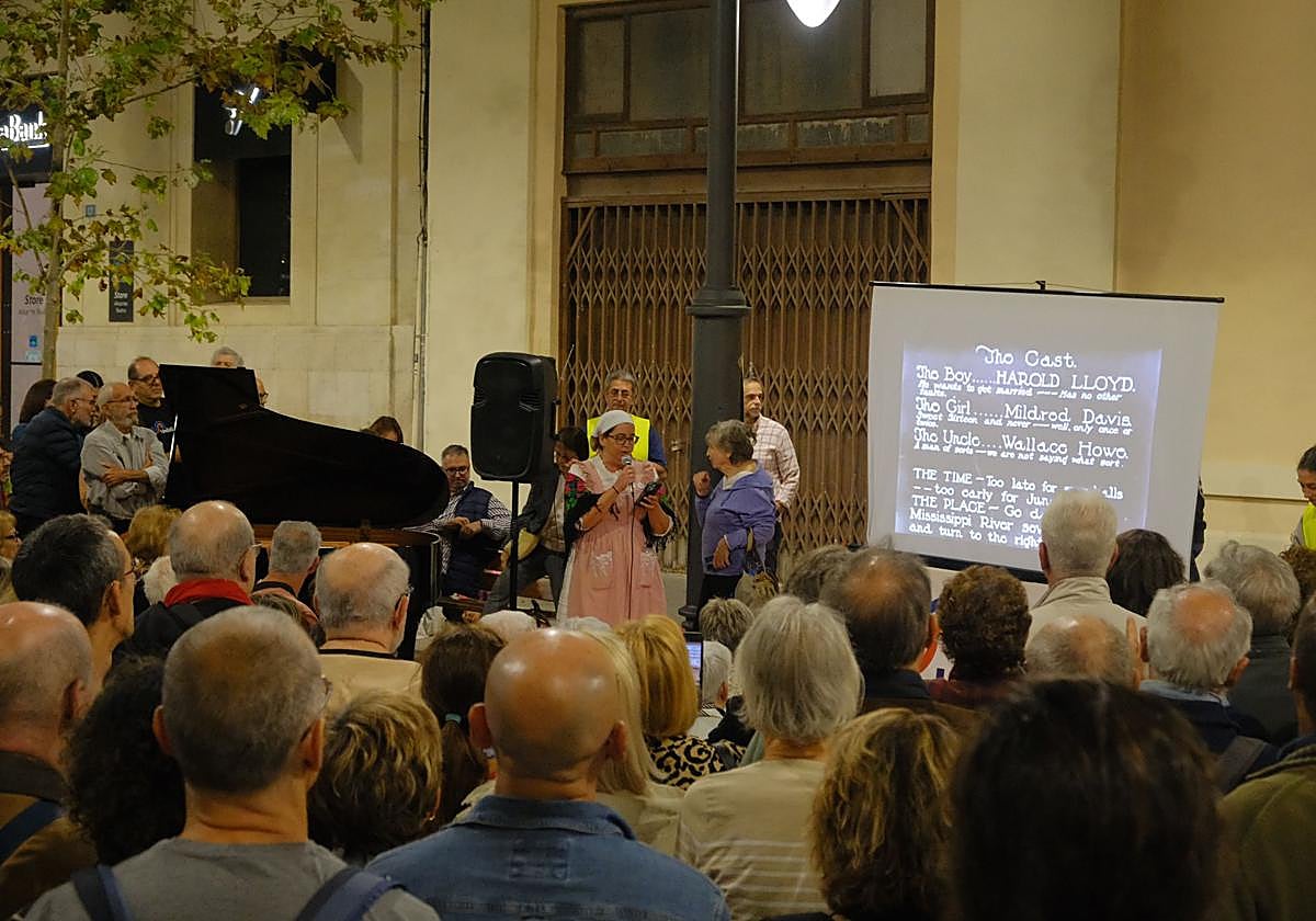 El cine vuelve a Ideal cien años después, en proyector y en la calle