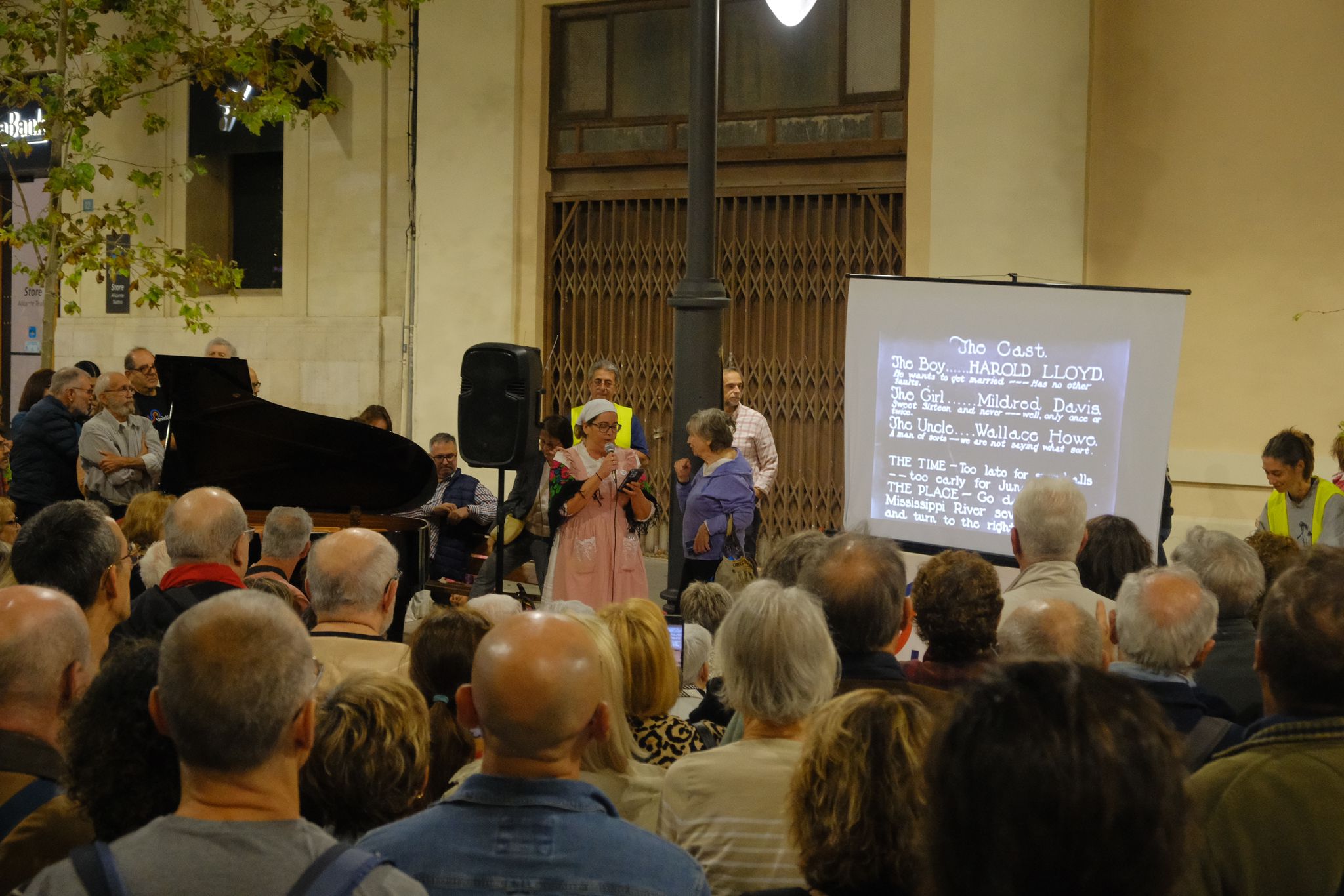 El cine vuelve a Ideal cien años después, con proyector y en la calle