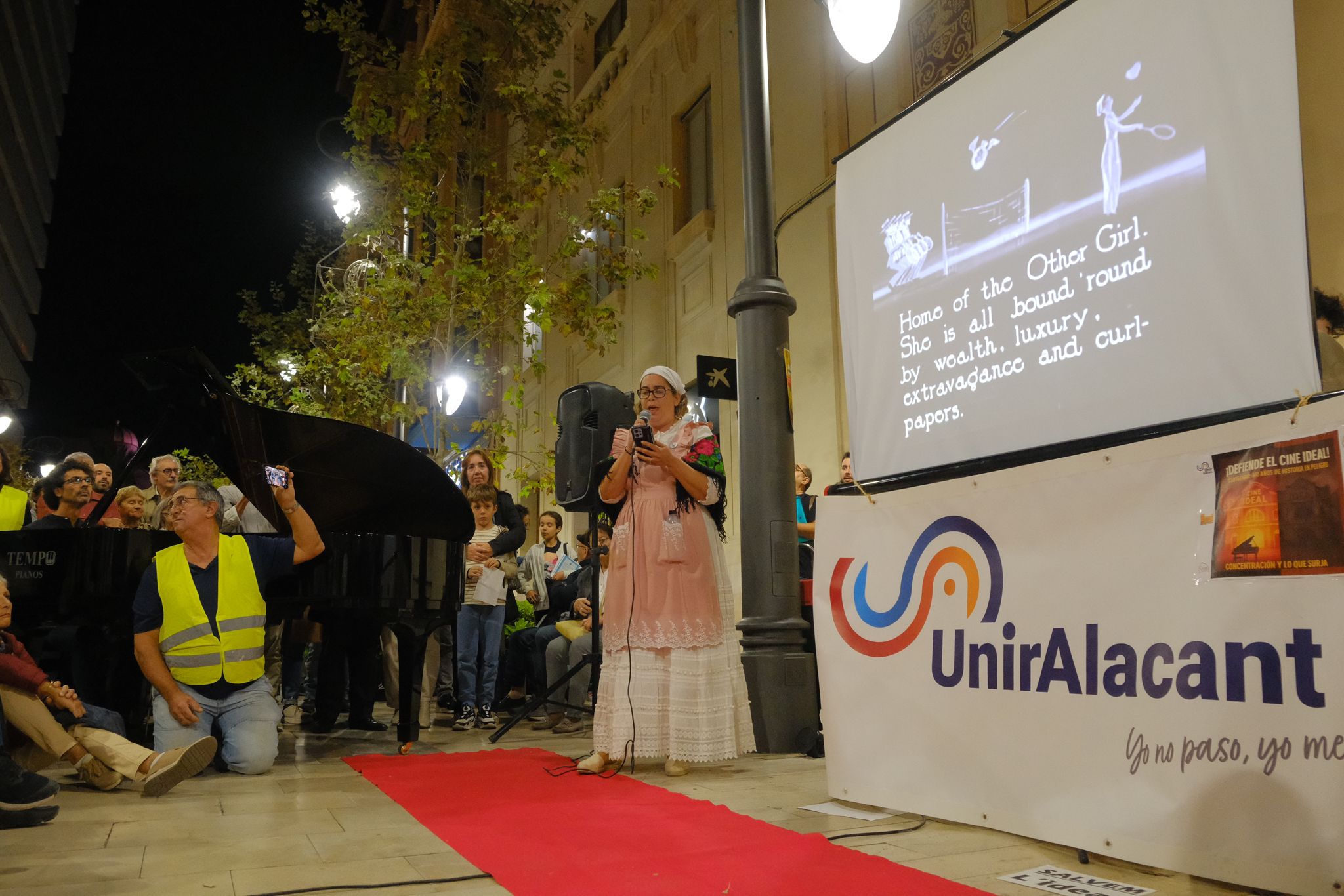 El cine vuelve a Ideal cien años después, en proyector y en la calle