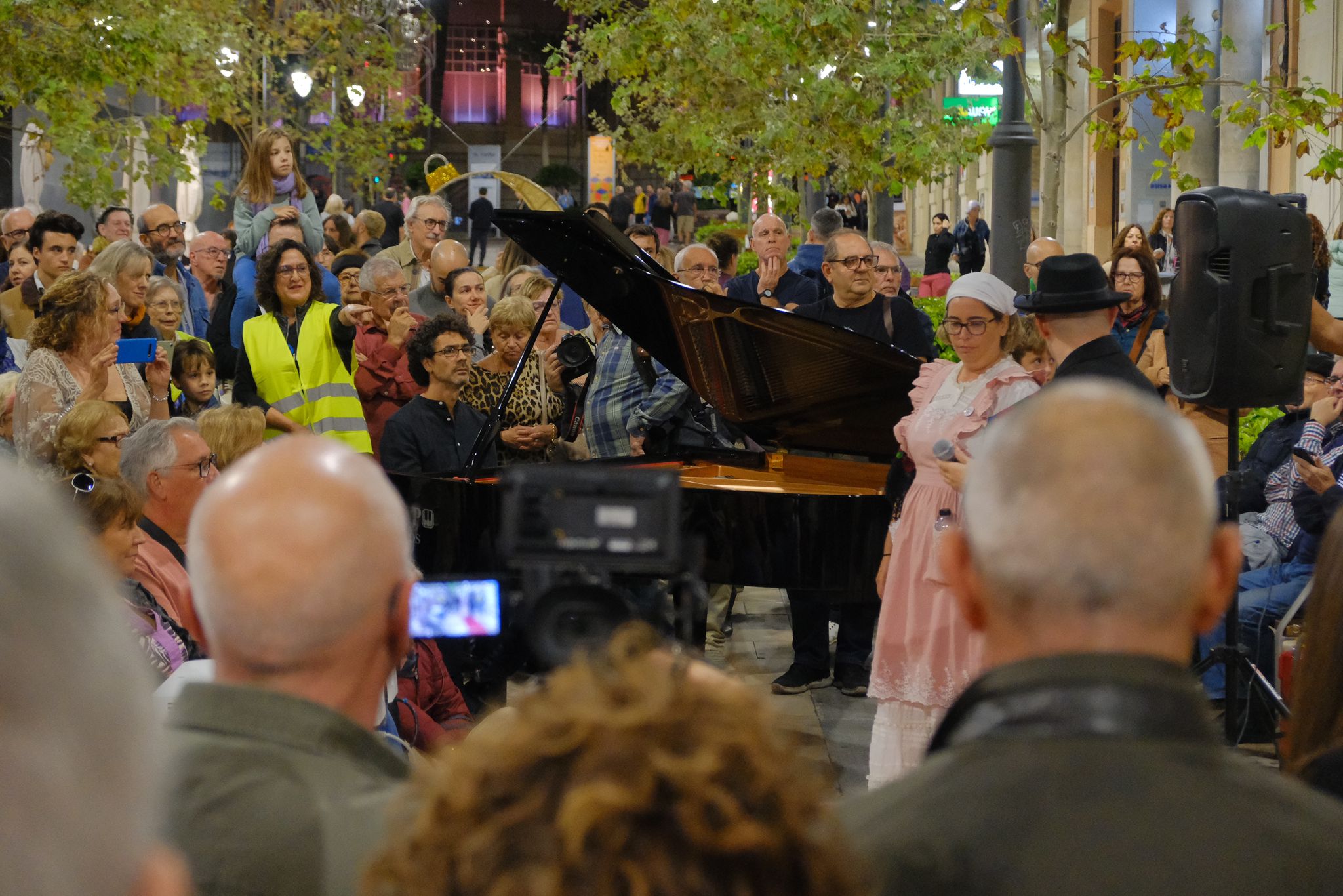El cine vuelve a Ideal cien años después, en proyector y en la calle