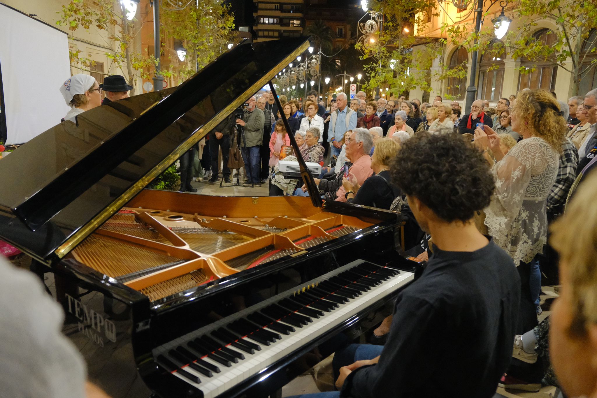 El cine vuelve a Ideal cien años después, en proyector y en la calle